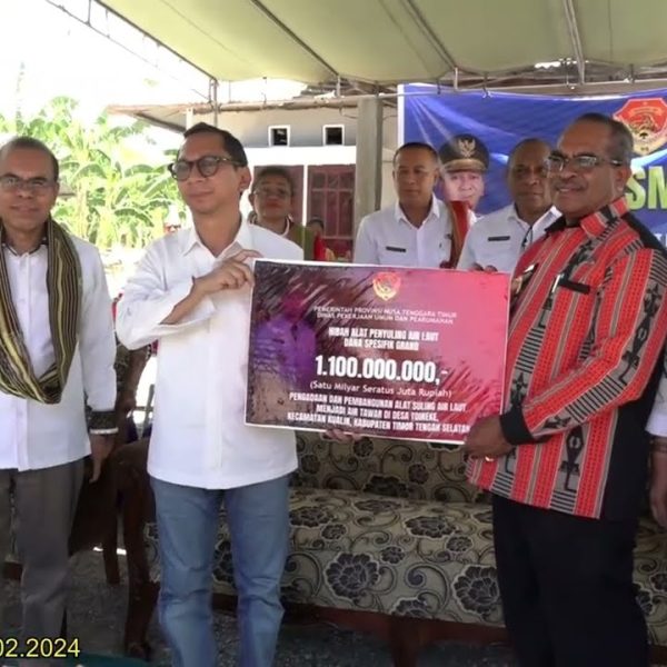 Pj. Gubernur NTT menyerahkan bantuan alat penyulingan air laut di Desa Toineke, Kab. TTS. 29.02.2024